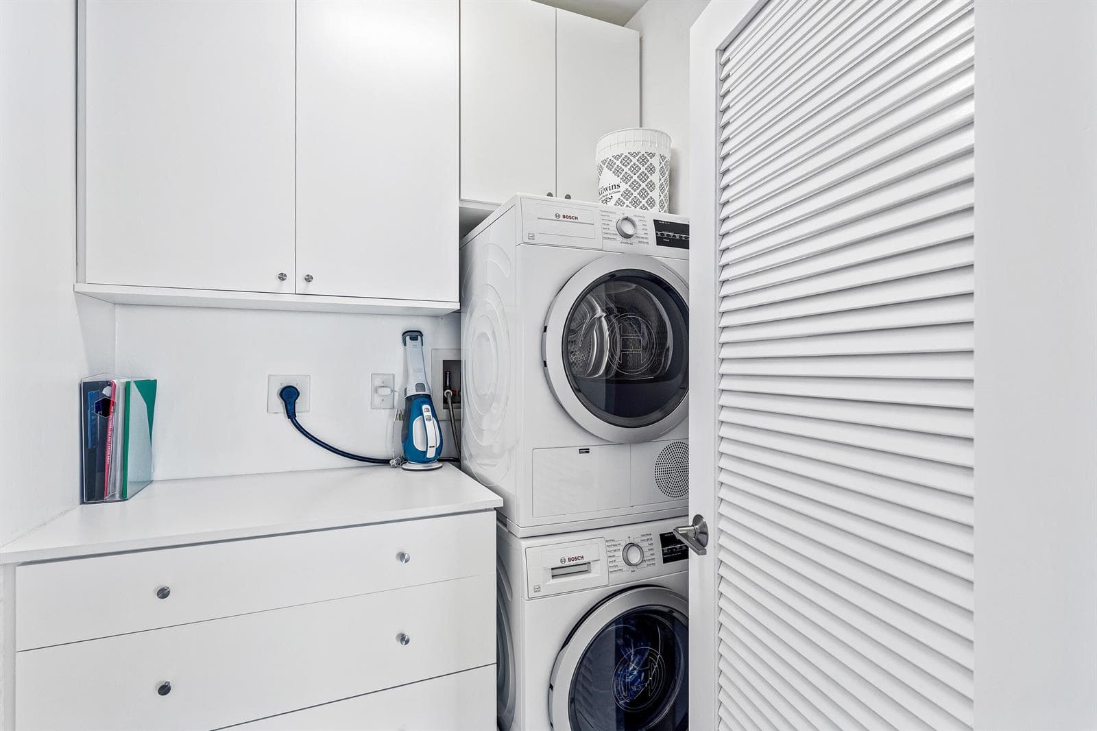 BOSCH Washer & Dryer in Unit