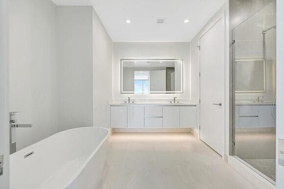 Nautilus 2105 master bath