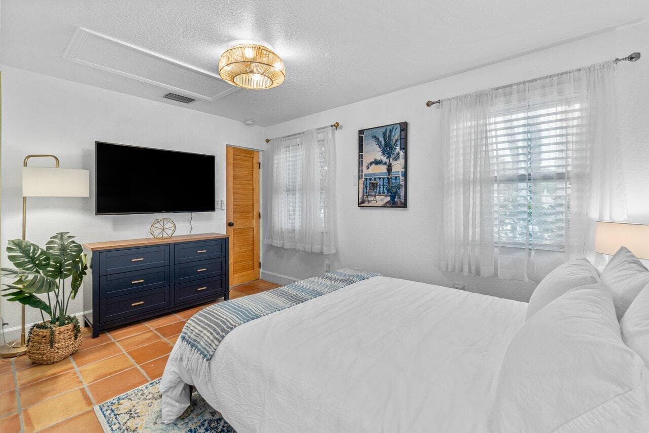 Guest Bedroom with Queen-sized Bed