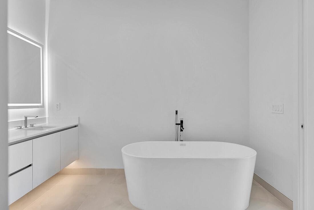 Nautilus 2411 Master Bath 2
