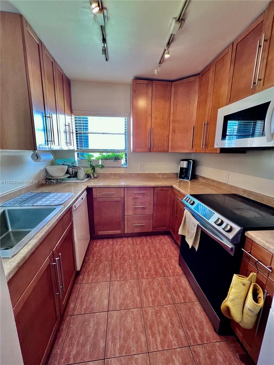 JEFFERSON GARDENS CONDO · #PH1 in Miami Beach - Photo 5