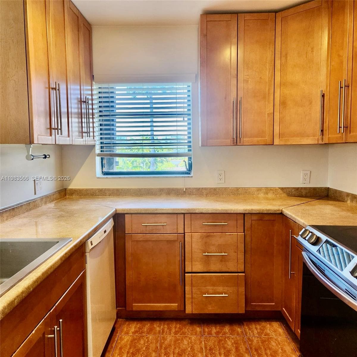 JEFFERSON GARDENS CONDO · #PH1 in Miami Beach - Photo 4