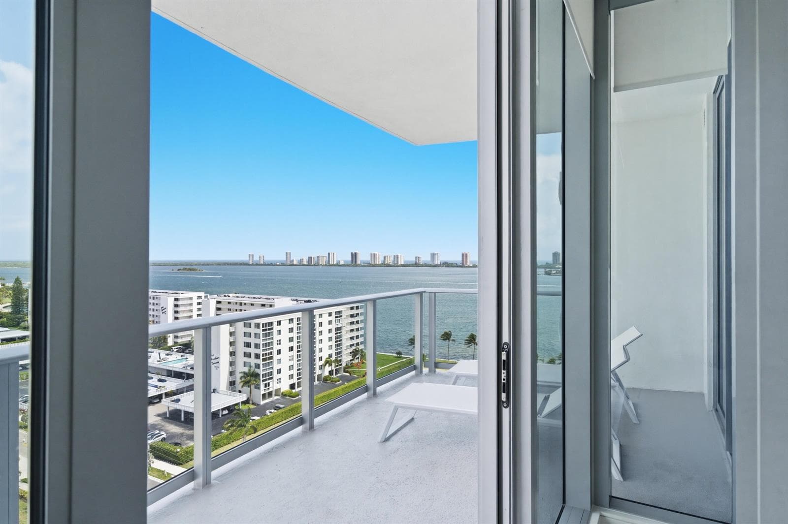 Nautilus_220_balcony_001