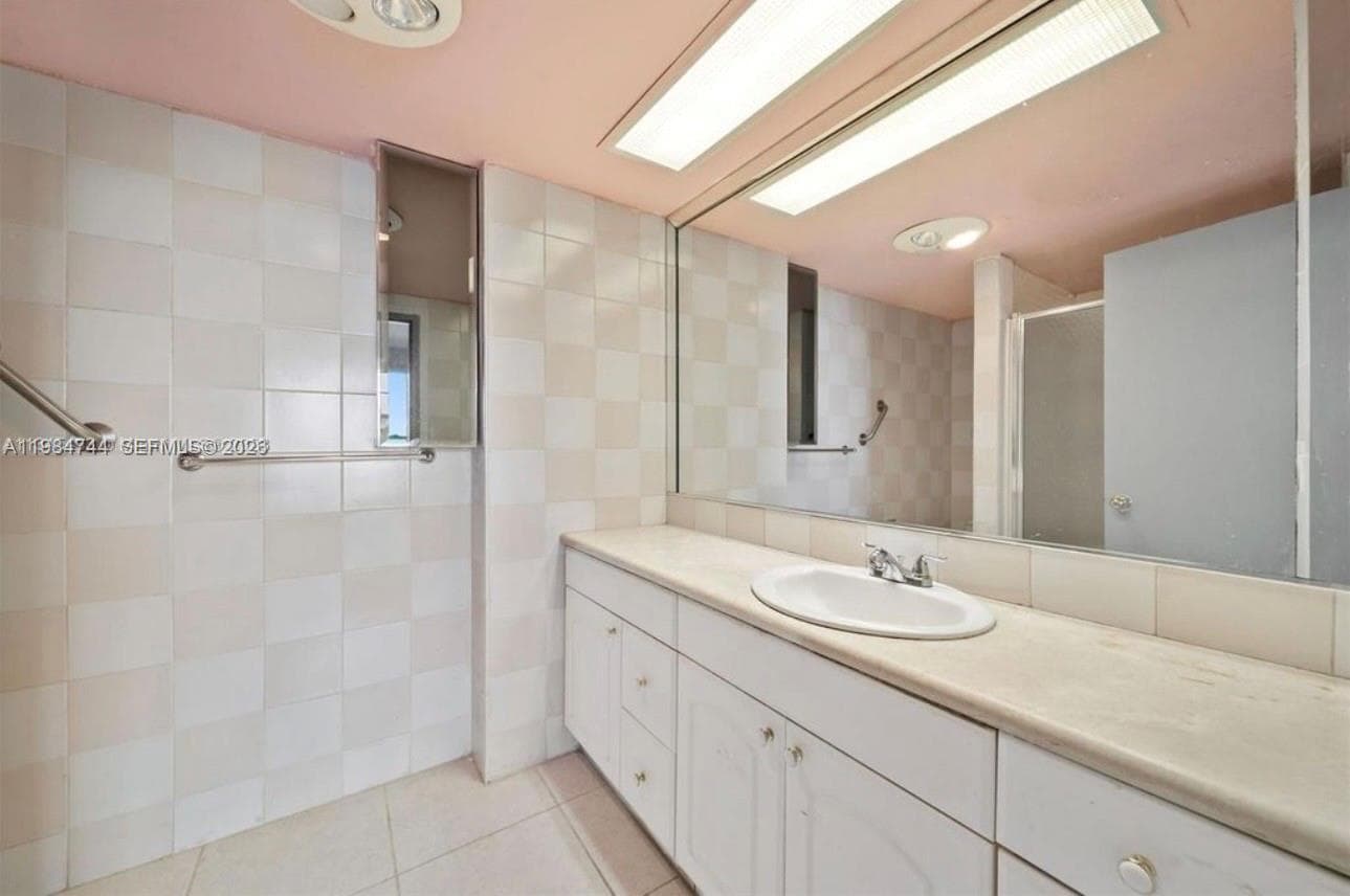 IMPERIAL HOUSE CONDO · #5J in Miami Beach - Photo 17