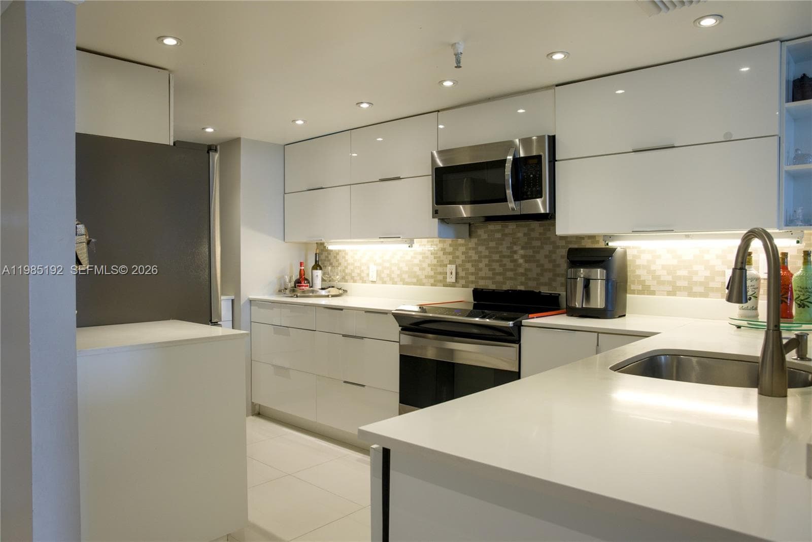 VENDOME PLACE CONDO · #902 in Miami Beach - Photo 2