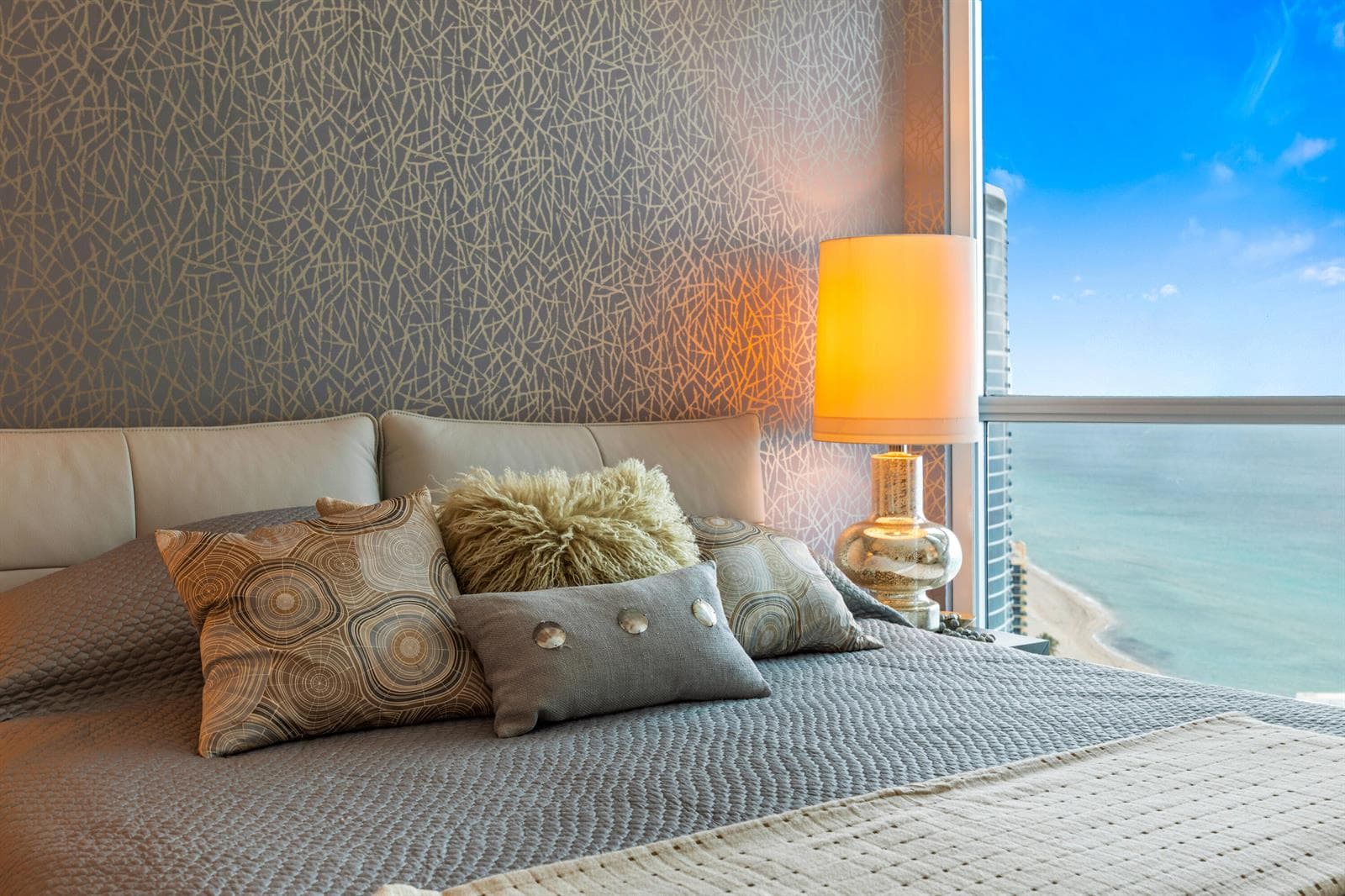 OP 3105 CLOSE UP BED PLUS PILLOWS PRIMAR