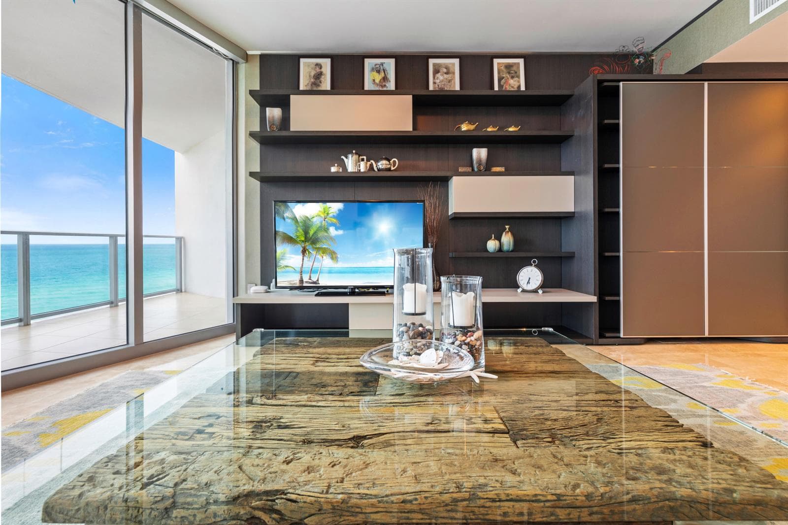 OP 3105 CLOSE UP LIVING TABLE AND WALL U