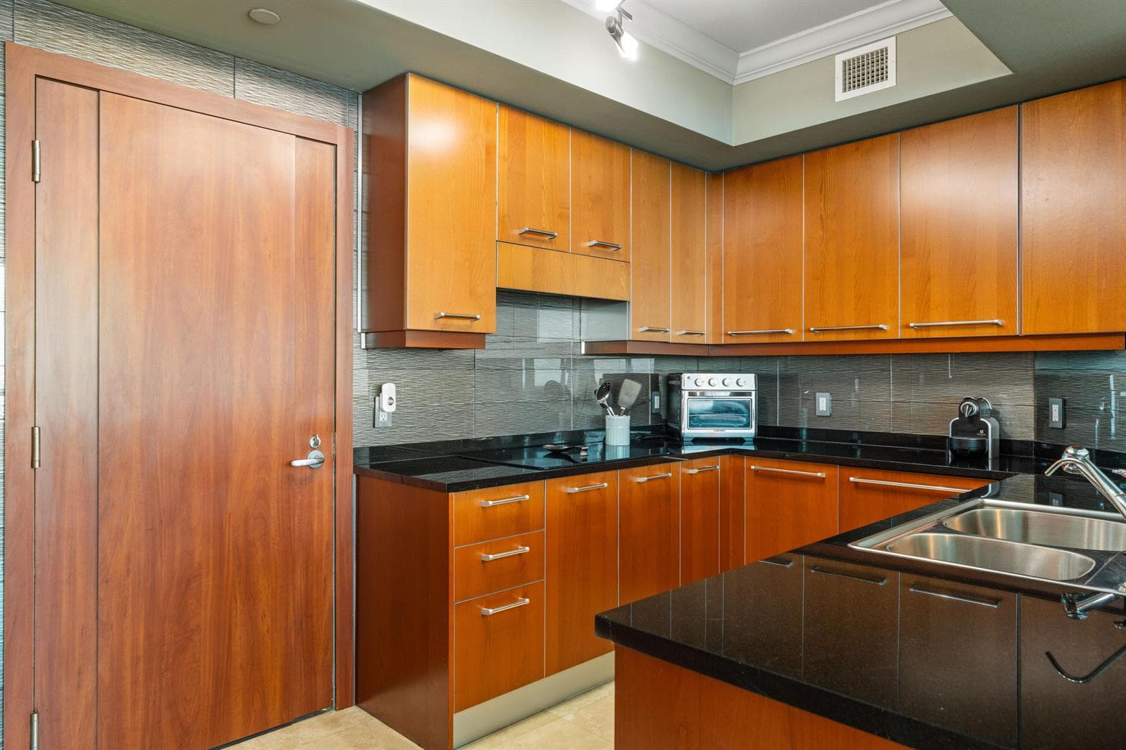 OP 3105 kitchen looking at doOr and stov