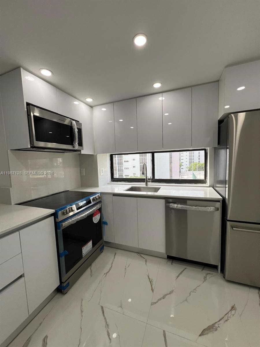 PLAZA OF AMERICAS CONDO P · #710 in Sunny Isles Beach - Photo 2