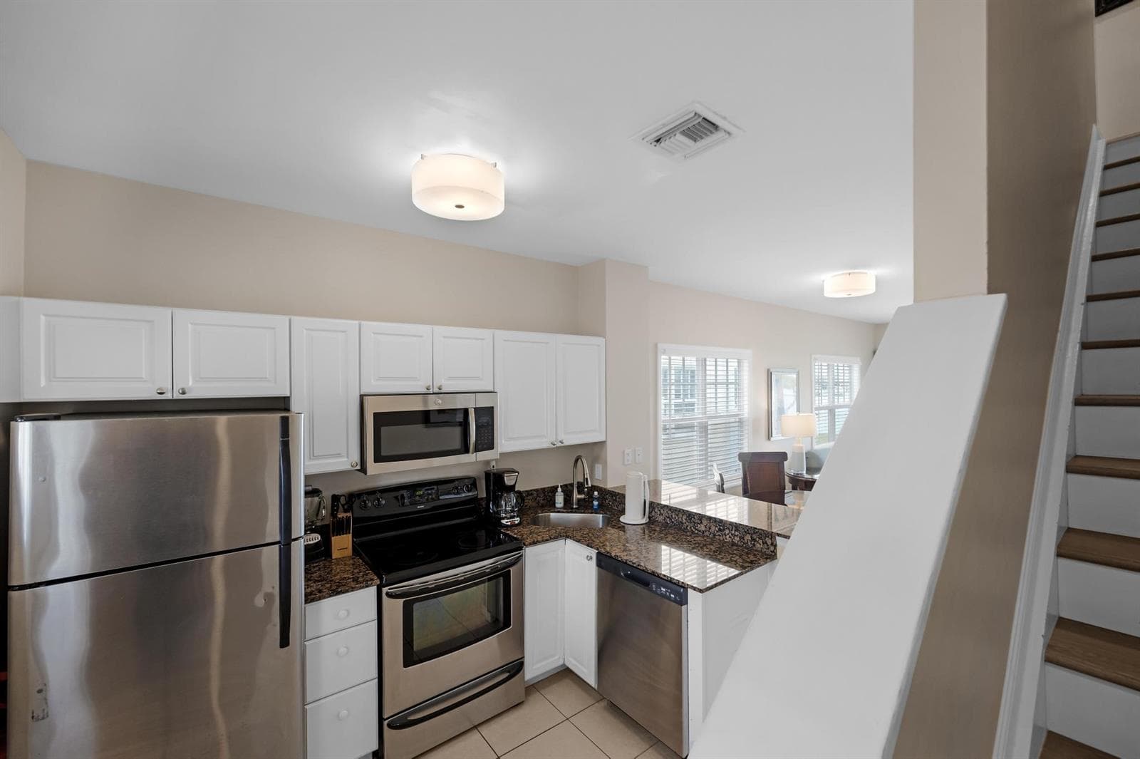 Kitchen/Entry