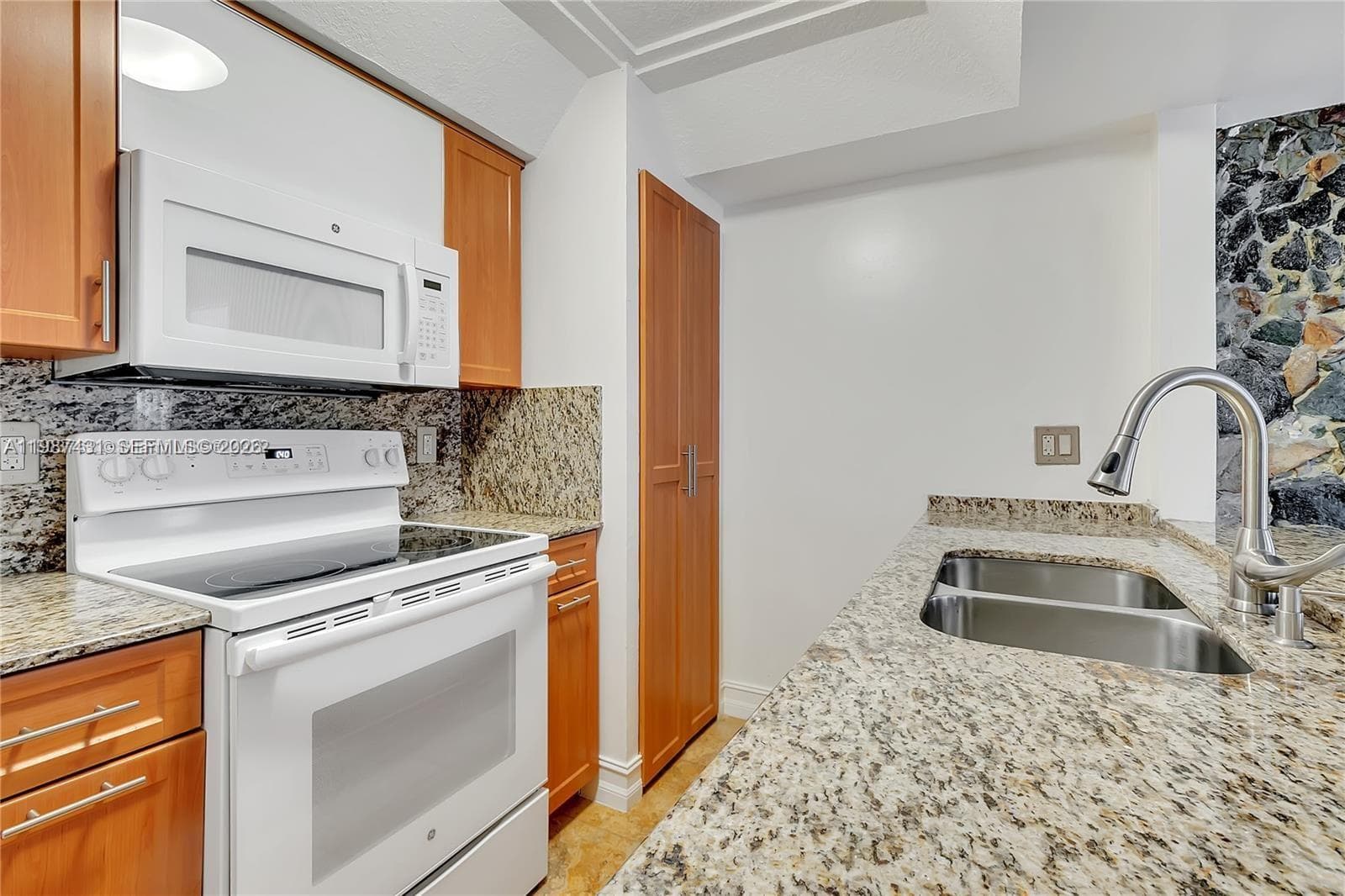 LAGO GRANDE · #58-12 in Hialeah - Photo 23