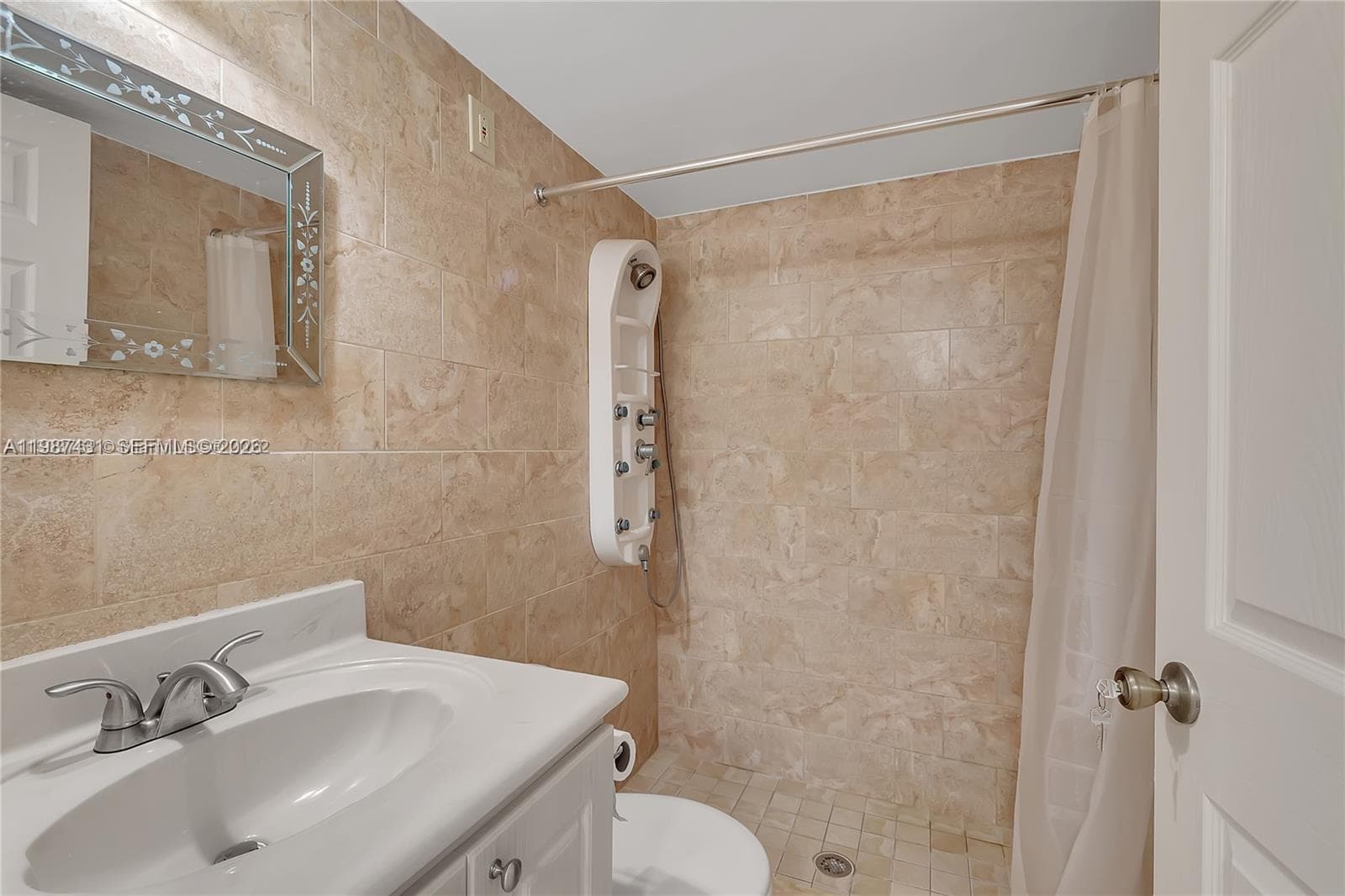 LAGO GRANDE · #58-12 in Hialeah - Photo 3