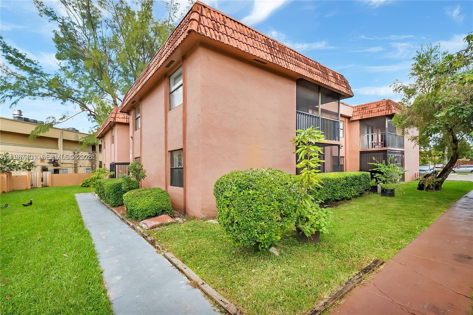LAGO GRANDE · #58-12 in Hialeah - Photo 4