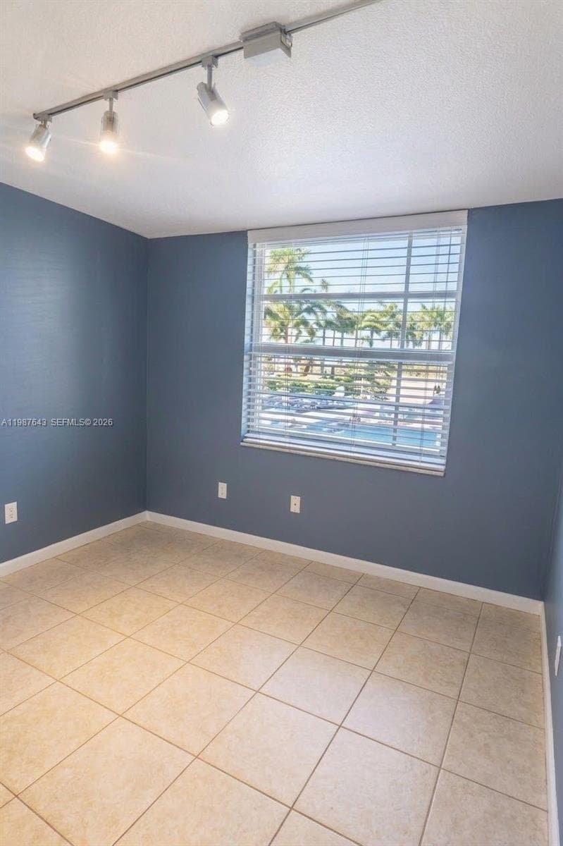 HALF MOON TOWERS CONDO · #206 in Miami - Photo 18
