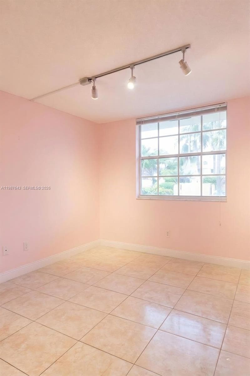 HALF MOON TOWERS CONDO · #206 in Miami - Photo 15