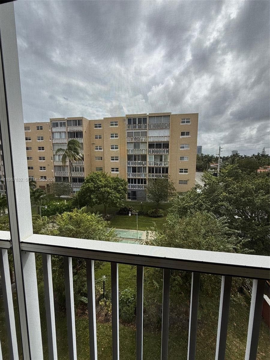 MEADOWBROOK TOWERS CONDO · #408 in Hallandale Beach - Photo 31