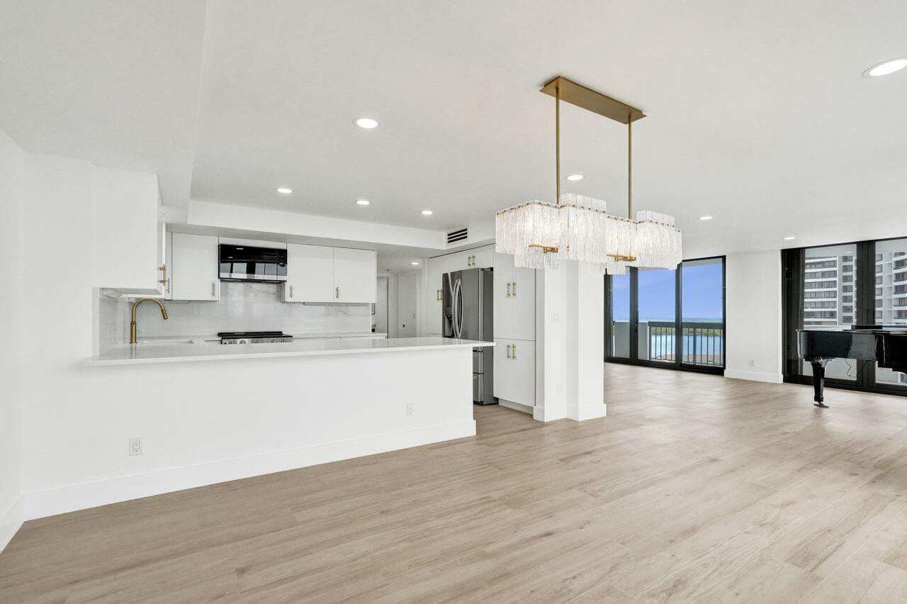 Kitchen/ DR