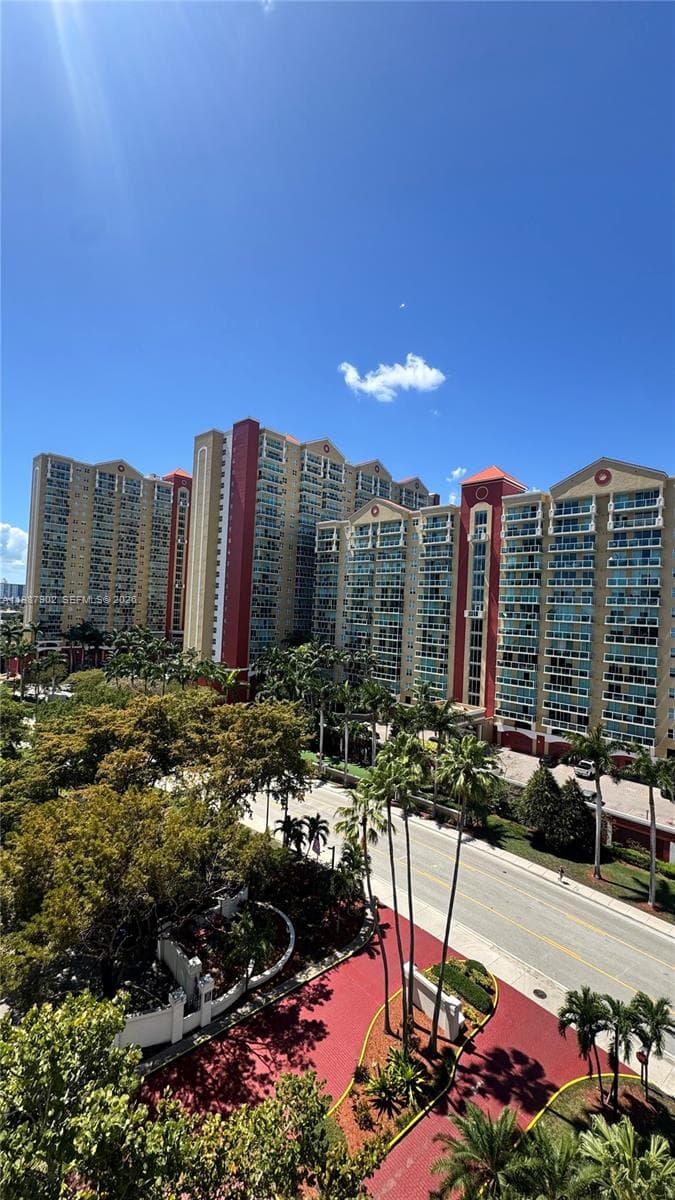 Plaza Of The Americas · #1015 in Sunny Isles Beach - Photo 6