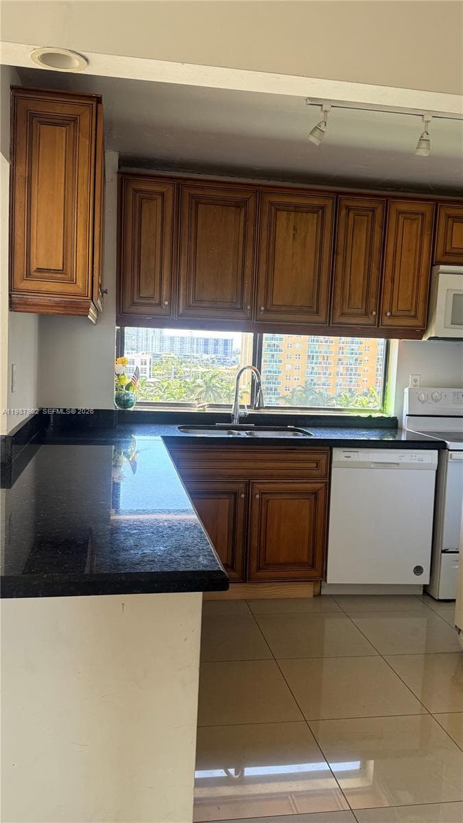 Plaza Of The Americas · #1015 in Sunny Isles Beach - Photo 9