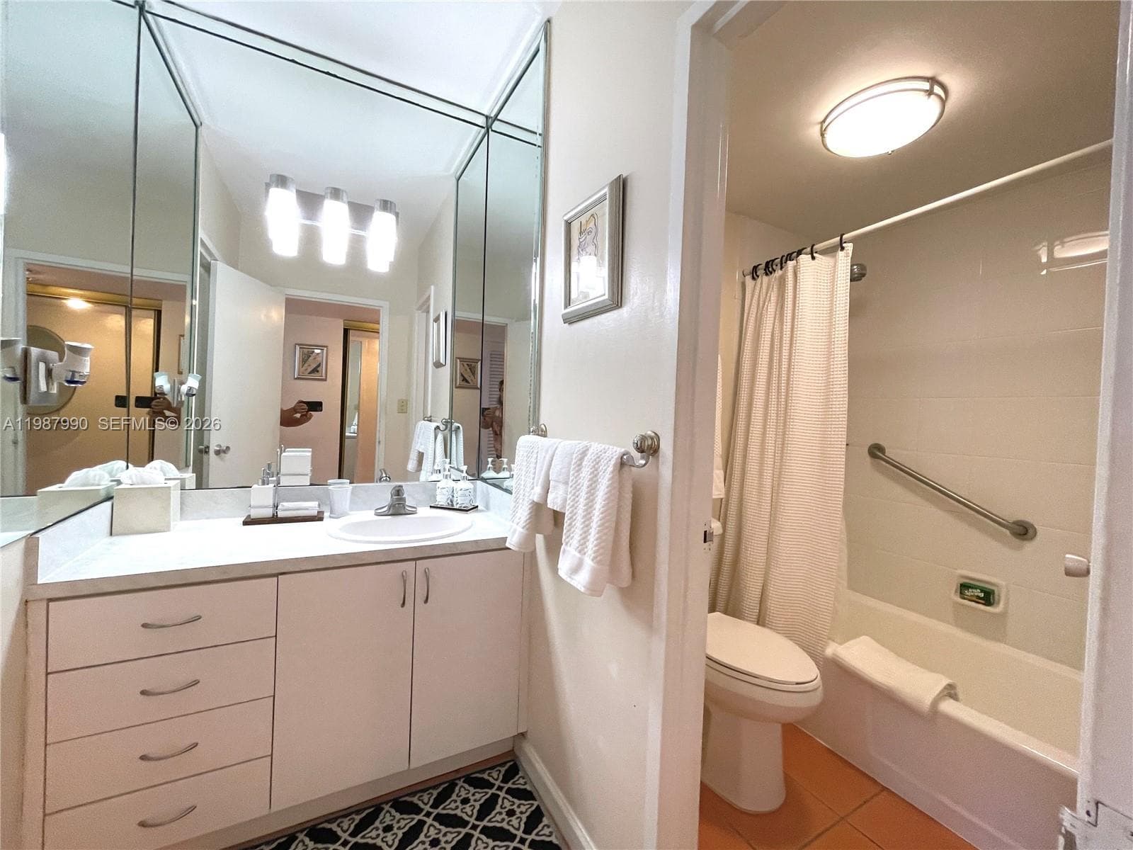Bathtub and shower, 836, has beach chairs, umbrella beach