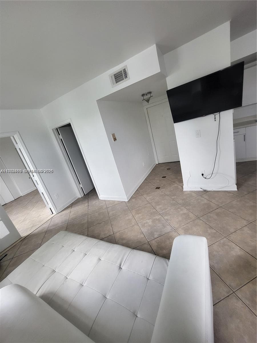JADE CONDO · #303 in Miami Beach - Photo 3