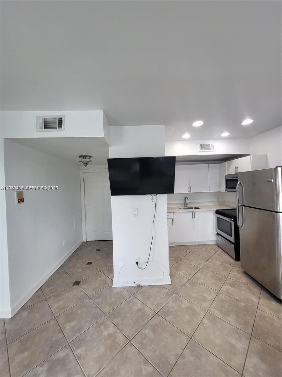 JADE CONDO · #303 in Miami Beach - Photo 5