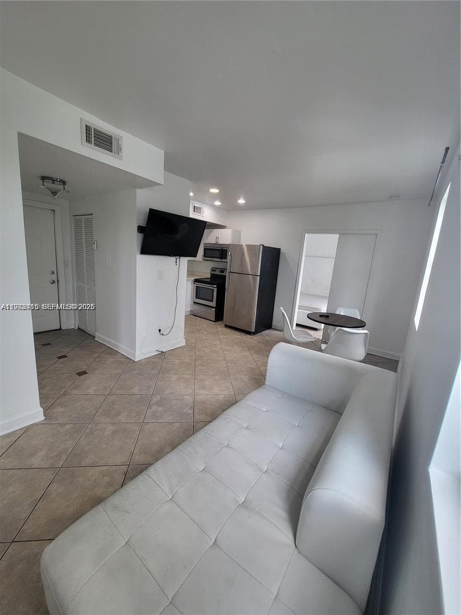 JADE CONDO · #303 in Miami Beach - Photo 4