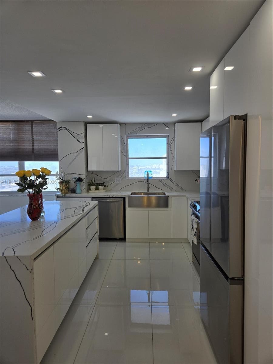 COMMODORE PLAZA CONDO · #2205 T in Aventura - Photo 4