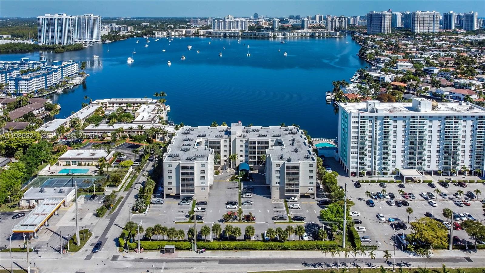 CARLTON BAY CONDO · #2K in North Miami Beach - Photo 2