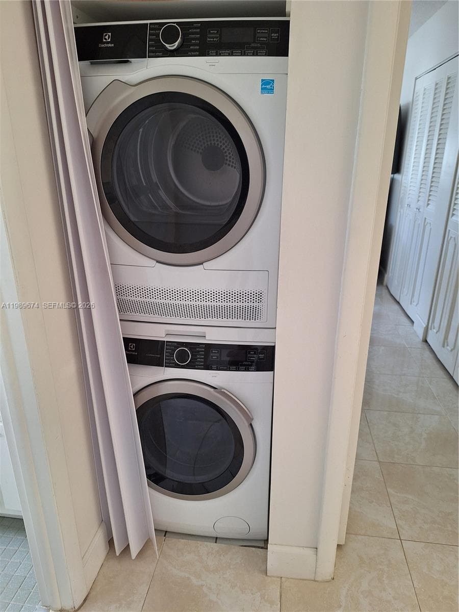 MEADOWBROOK ON THE LAKES · #401 in Dania Beach - Photo 13