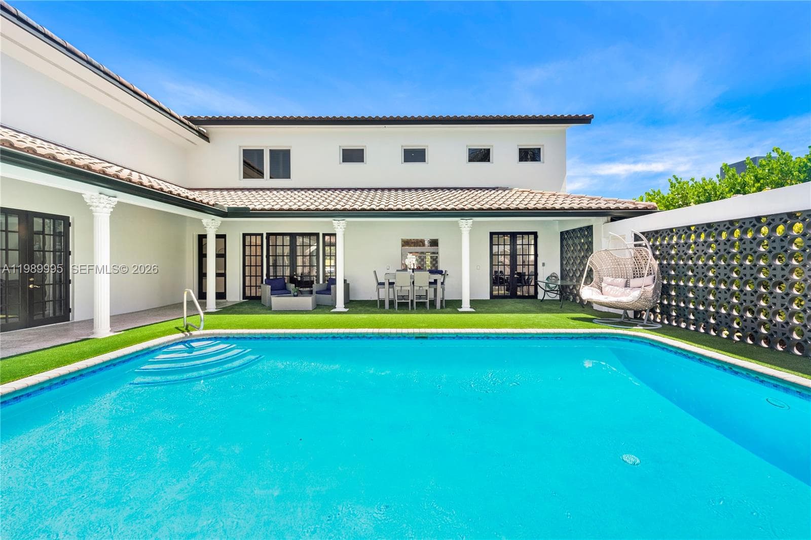 472 Sunset Dr photo 1
