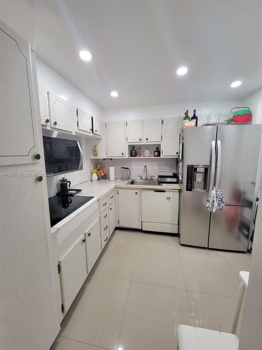 IMPERIAL TOWERS CONDO · #611 in Hallandale Beach - Photo 4