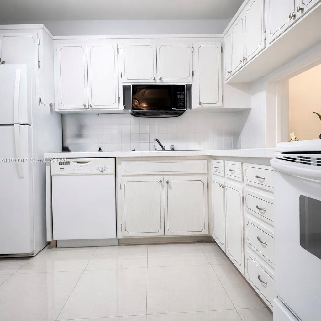 THIRD GULFSTREAM GARDEN · #101G in Hallandale Beach - Photo 18