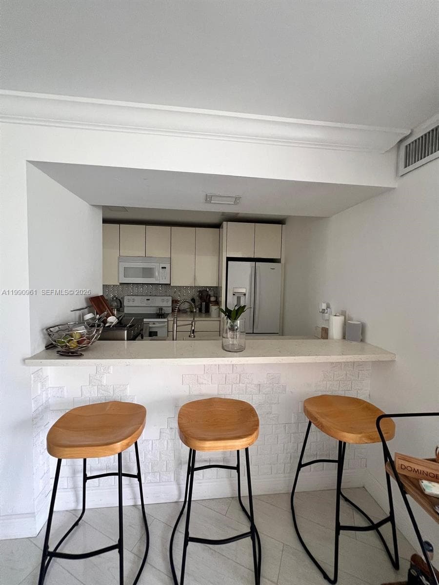 Las Brisas · #F104 in Hialeah - Photo 2