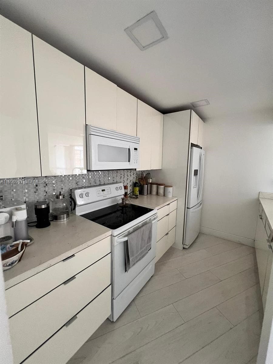 Las Brisas · #F104 in Hialeah - Photo 4