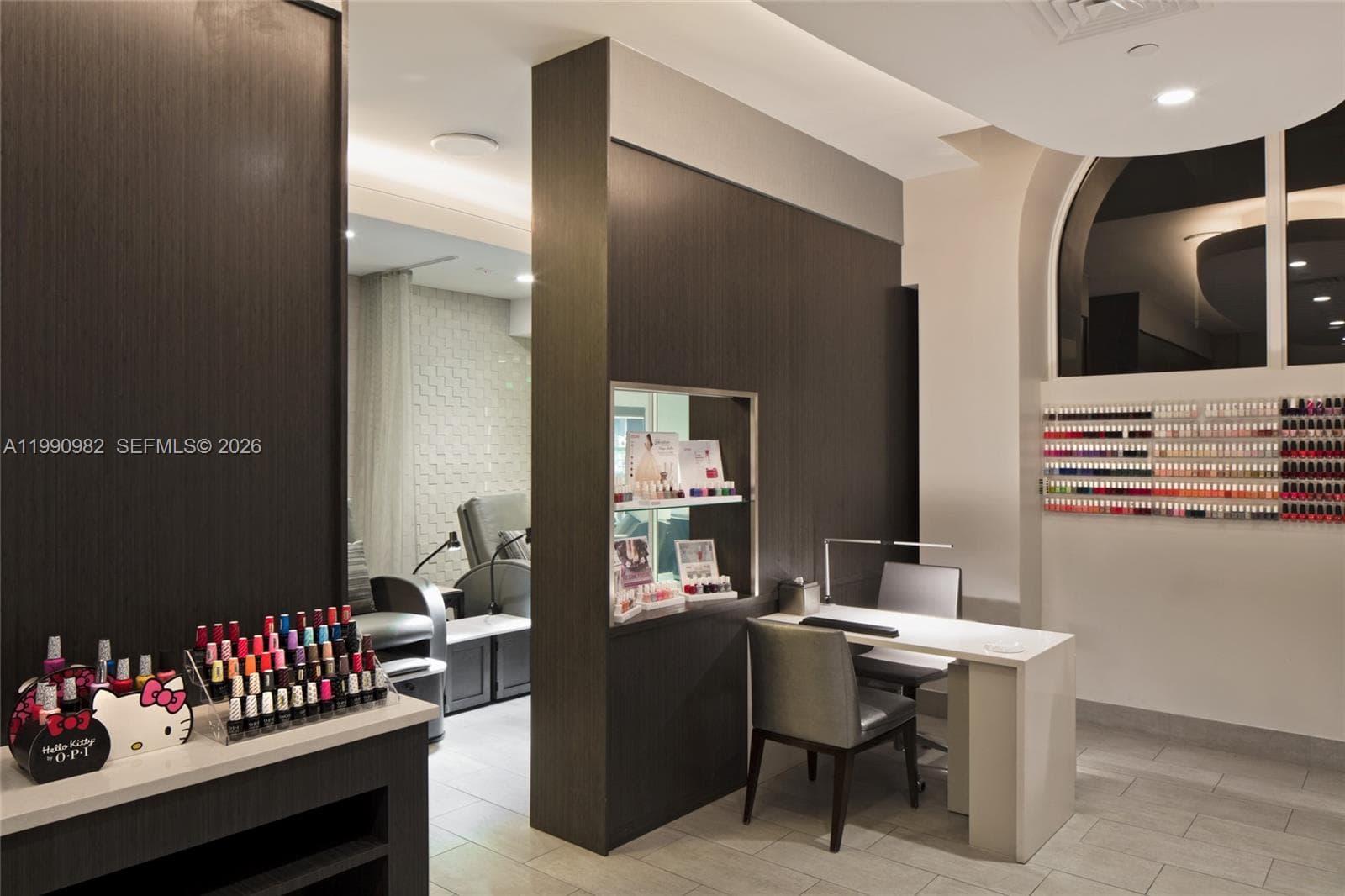 Hair/manicure salon