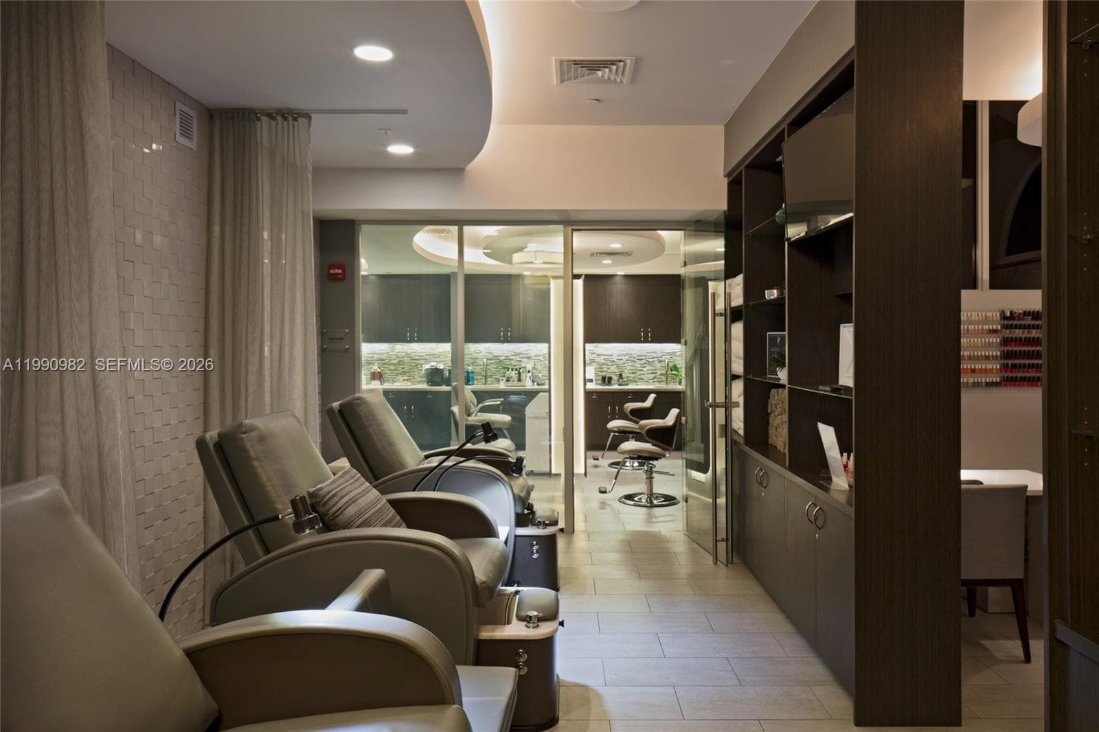 Hair/manicure salon