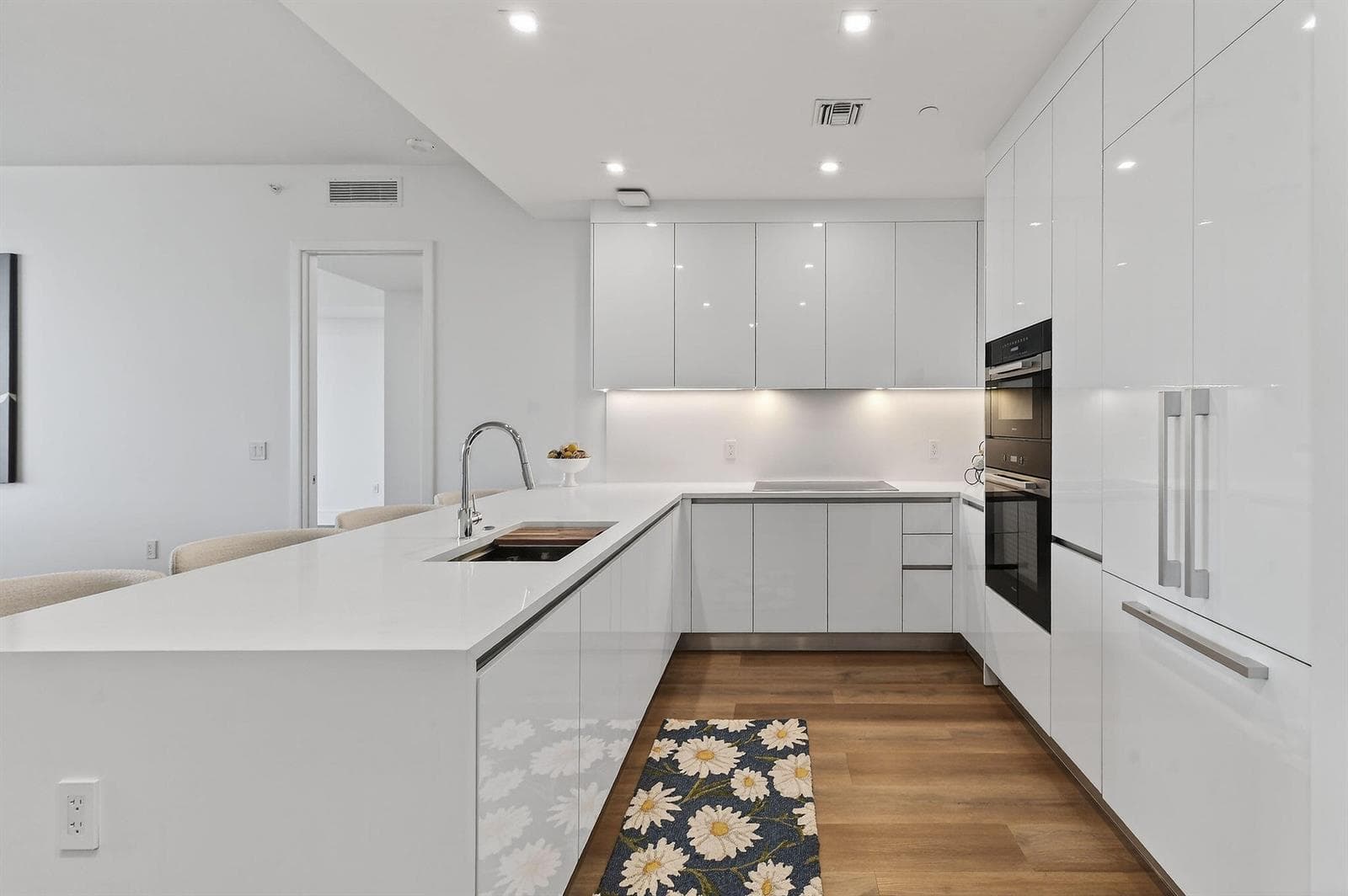 220LakeShoreDr#715(2)