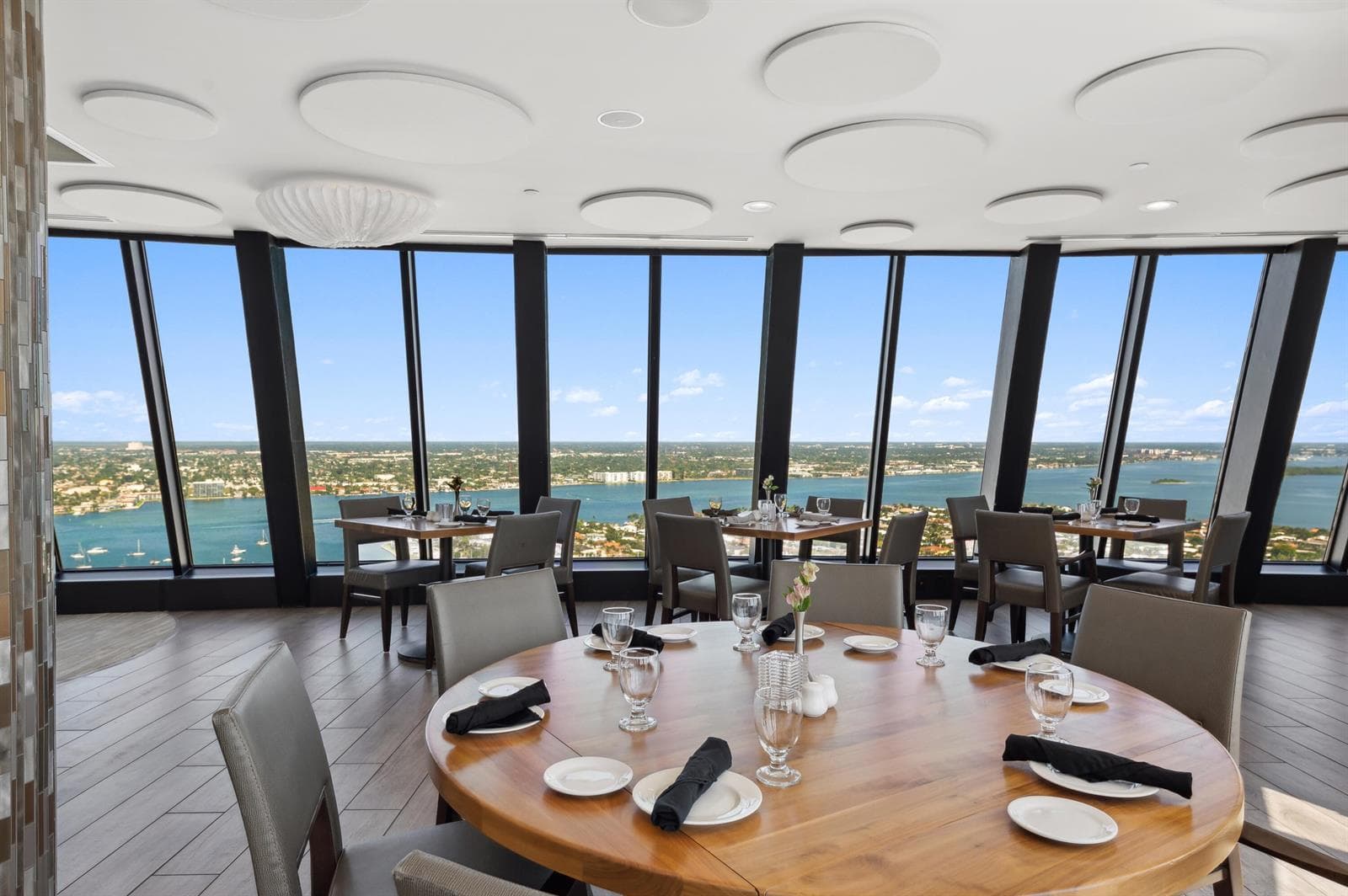 28. Marquis Lounge