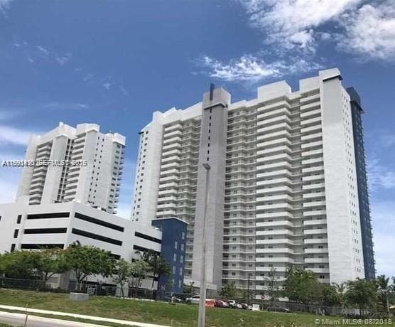 THE OAKS I CONDO · #1705 in North Miami - Photo 1