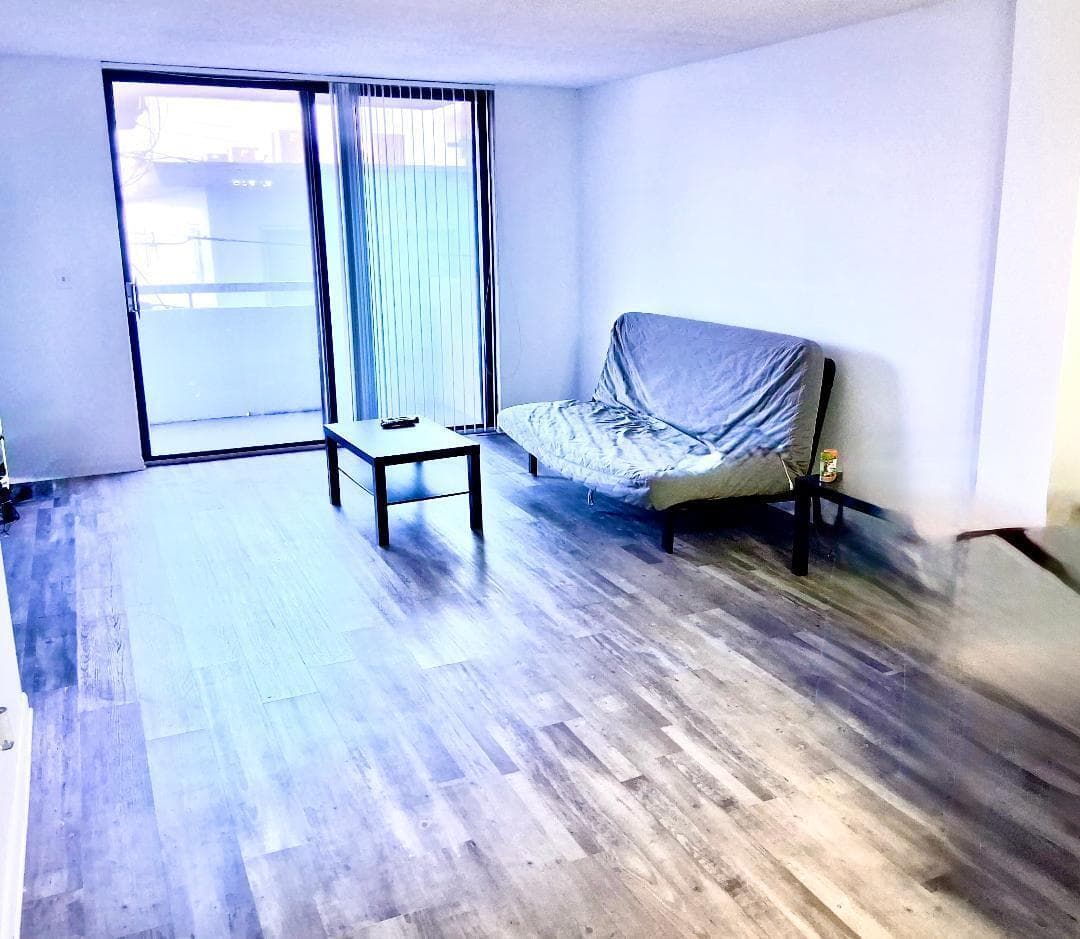 6 - LIVING ROOM