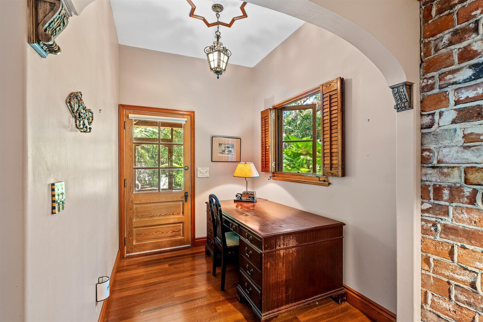 PRIMARY_BEDROOM_DESK_DT