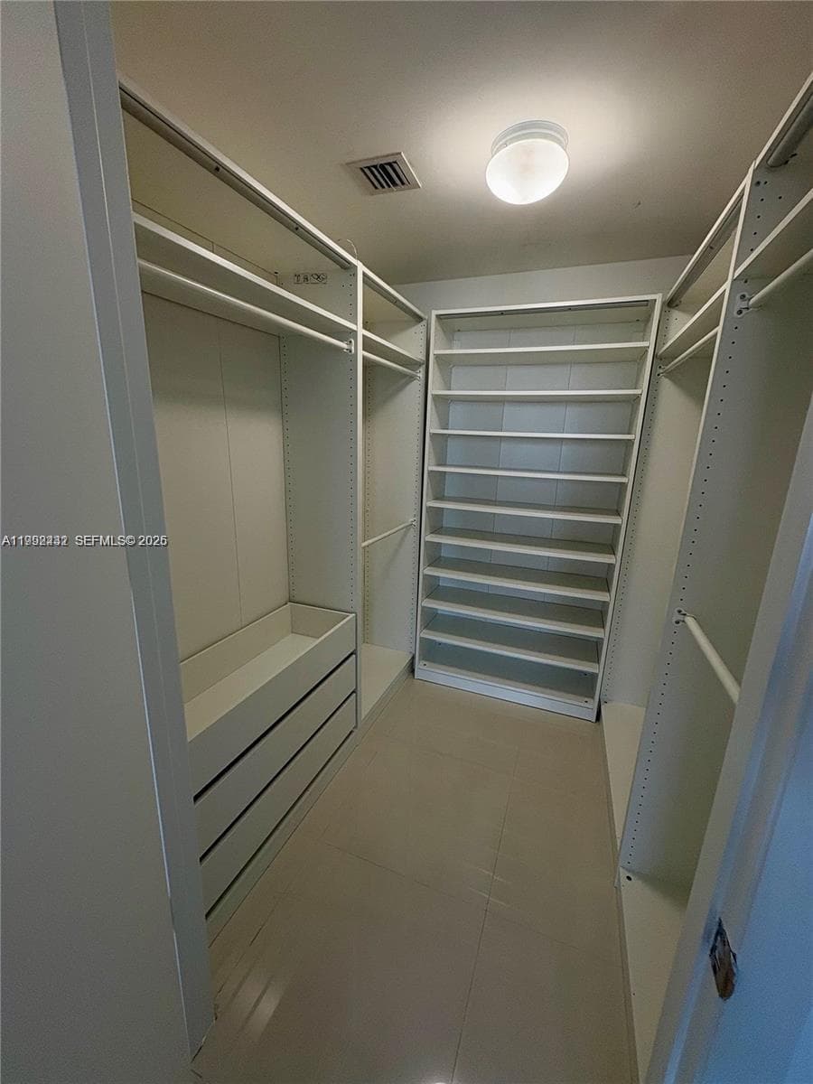 Icon Brickell II · #3909 in Miami - Photo 10