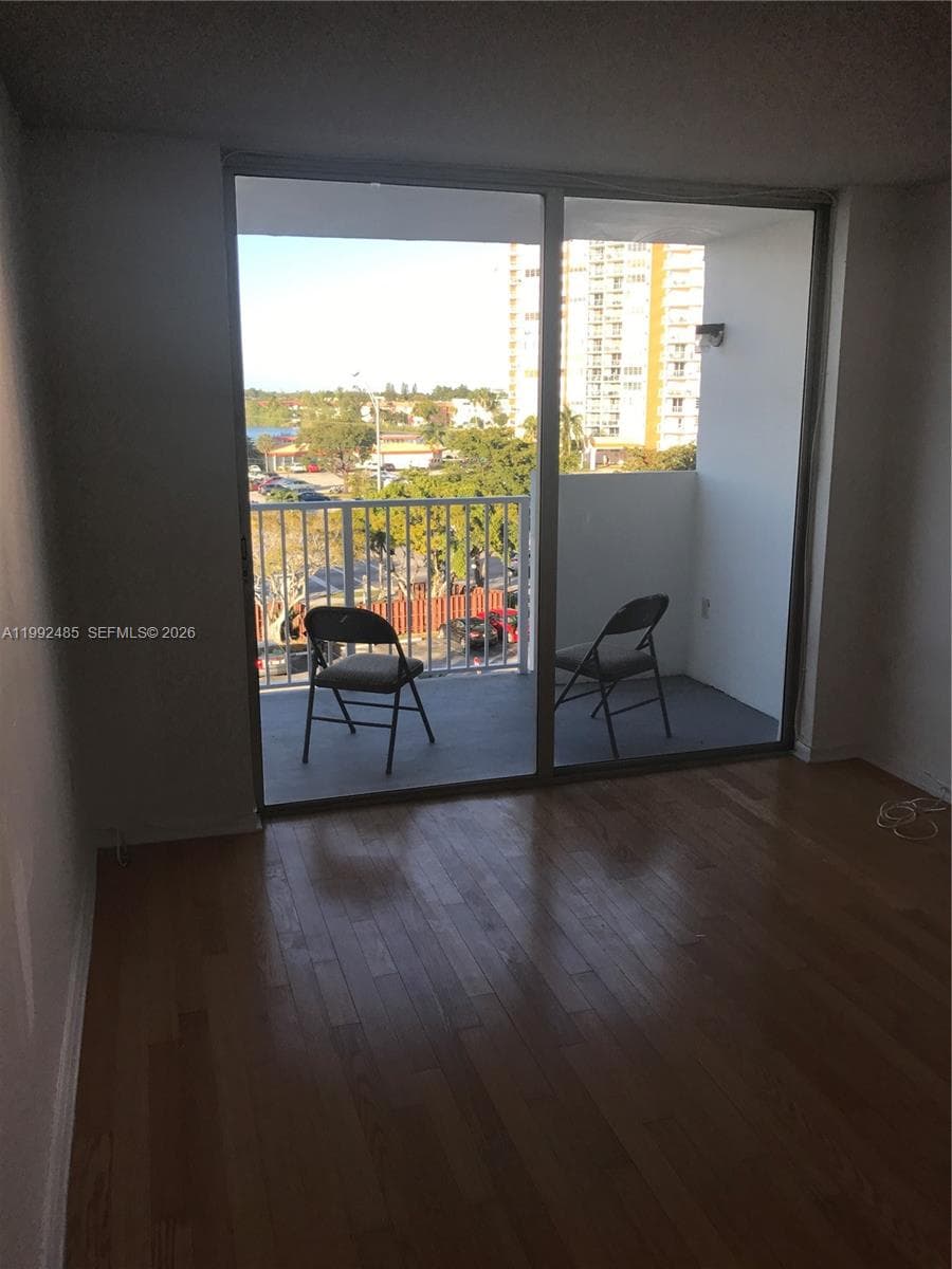 WILSHIRE CONDO · #504W in Miami - Photo 4