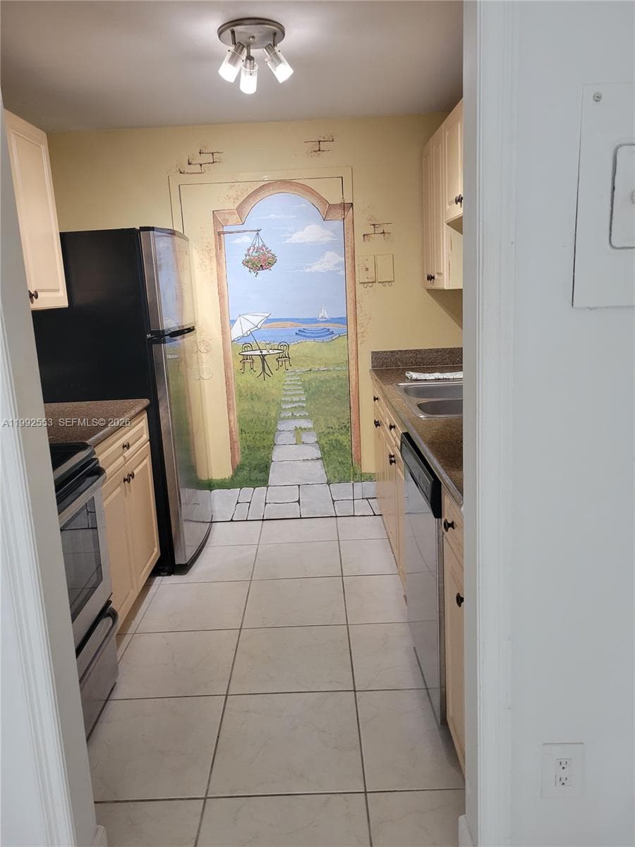 KEYSTONE TOWERS CONDO · #904 in North Miami - Photo 3