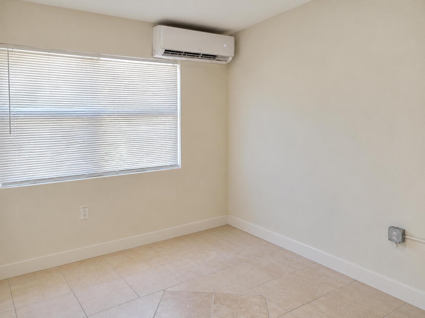 Photo 5 - 2204 Atlanta St #3 Hollywood,