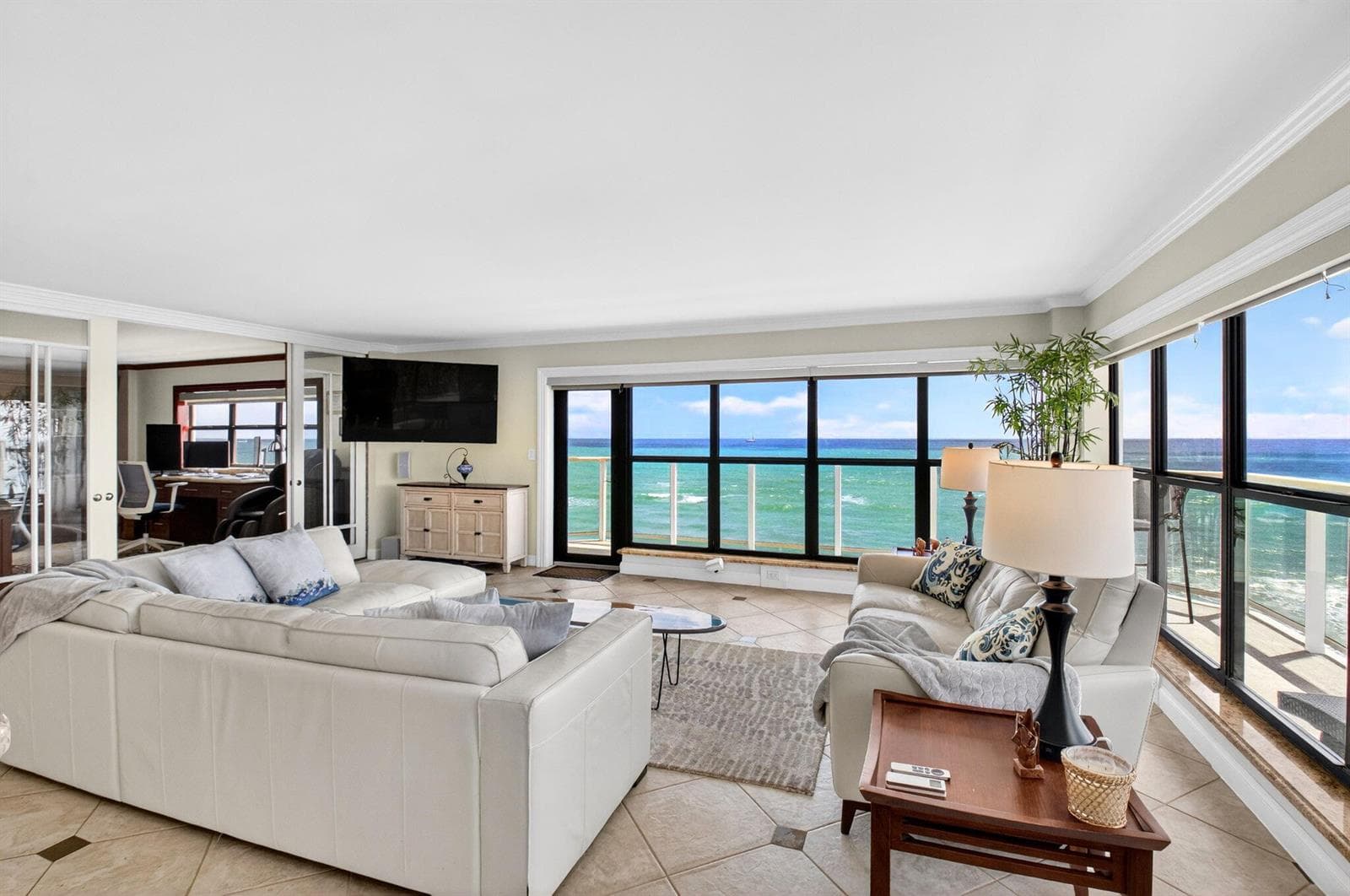 05 Spacious Living Room with Direct Ocea
