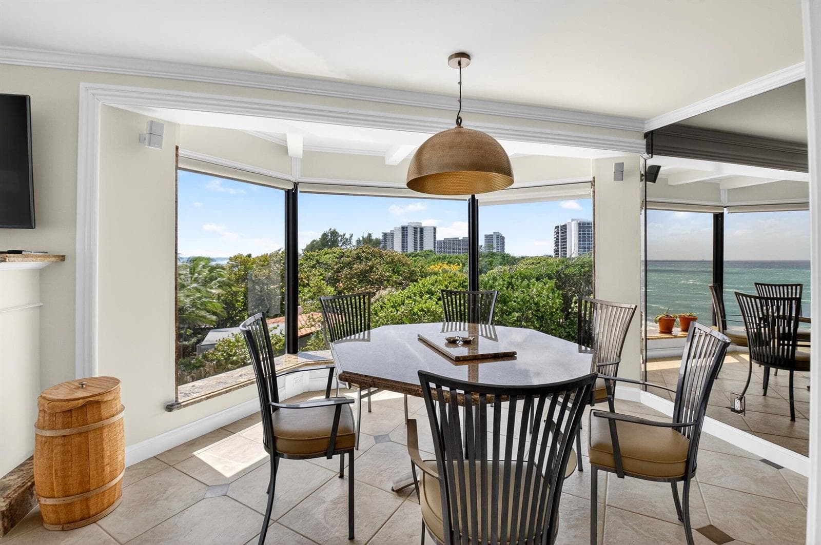 09 Dining Room with Bay Windows