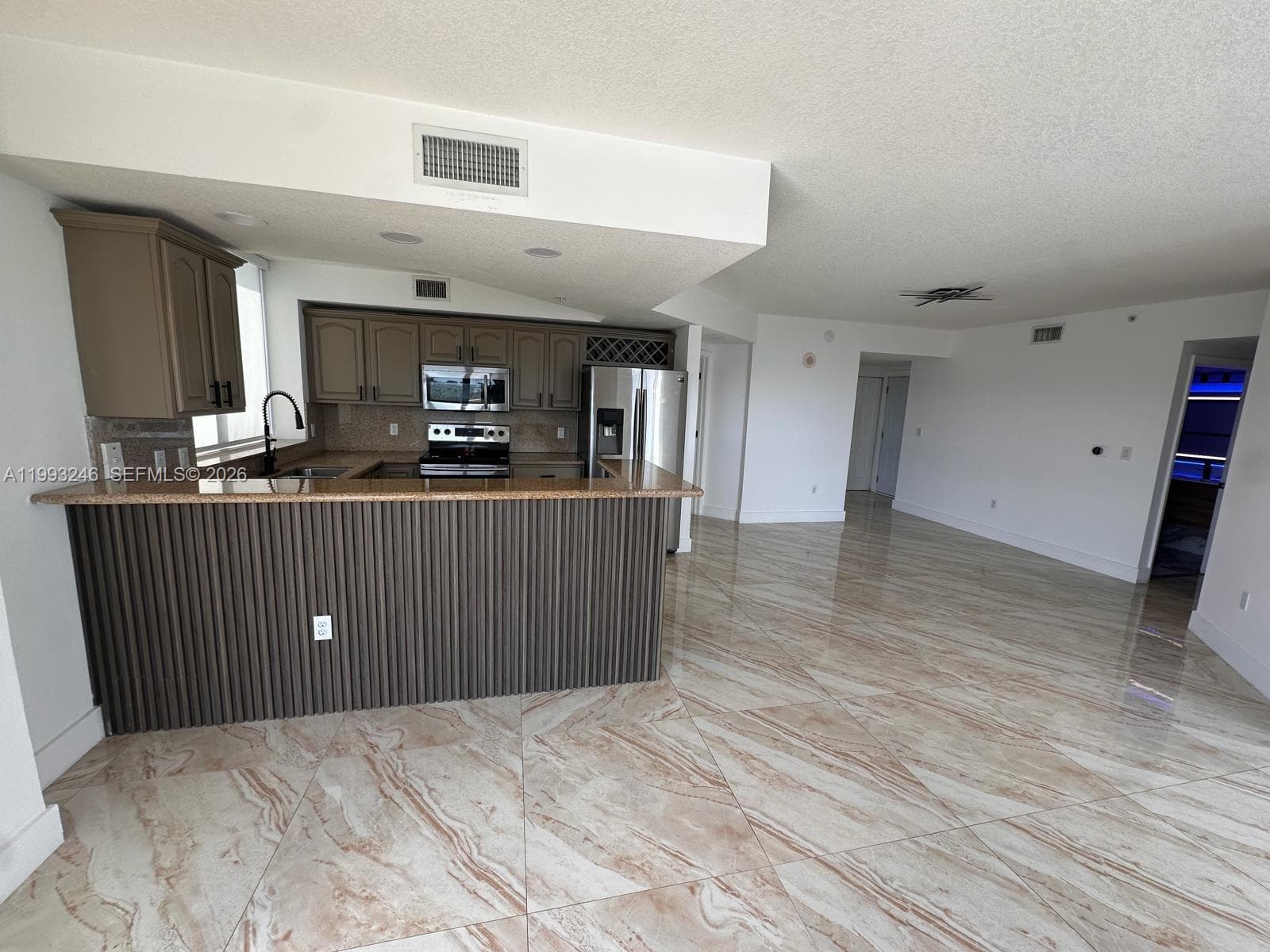 KEYSTONE PARK CONDO · #1116 in Miami - Photo 3