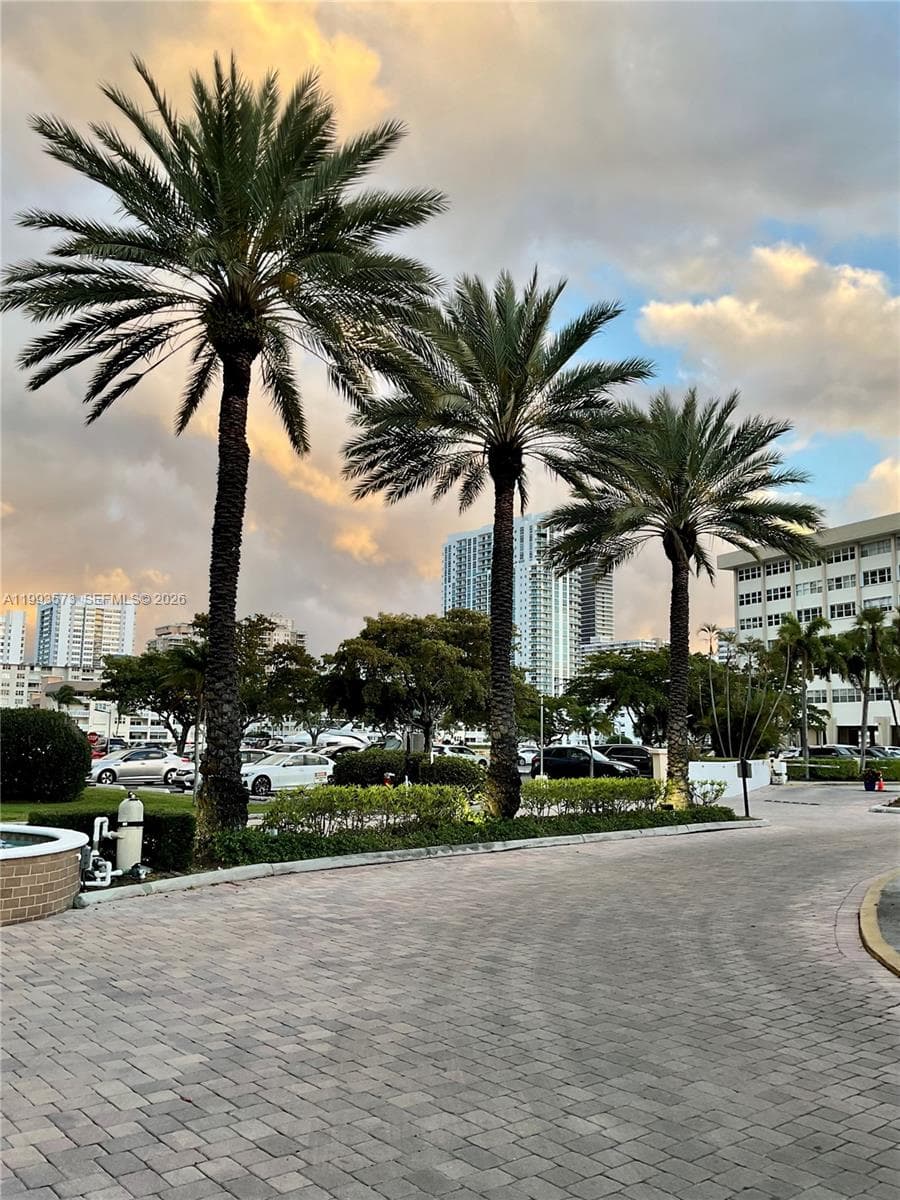 lake Point Tower · #814 in Hallandale Beach - Photo 9